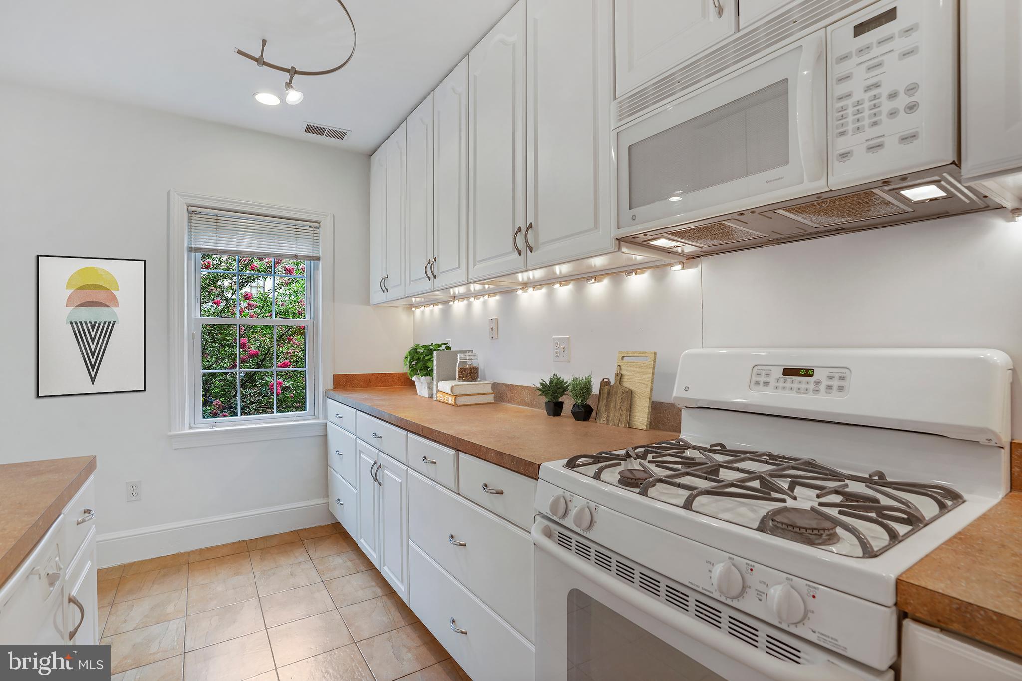 909 E Street Southeast, Unit 5 Washington, DC 20003 - Photo 5 of 28