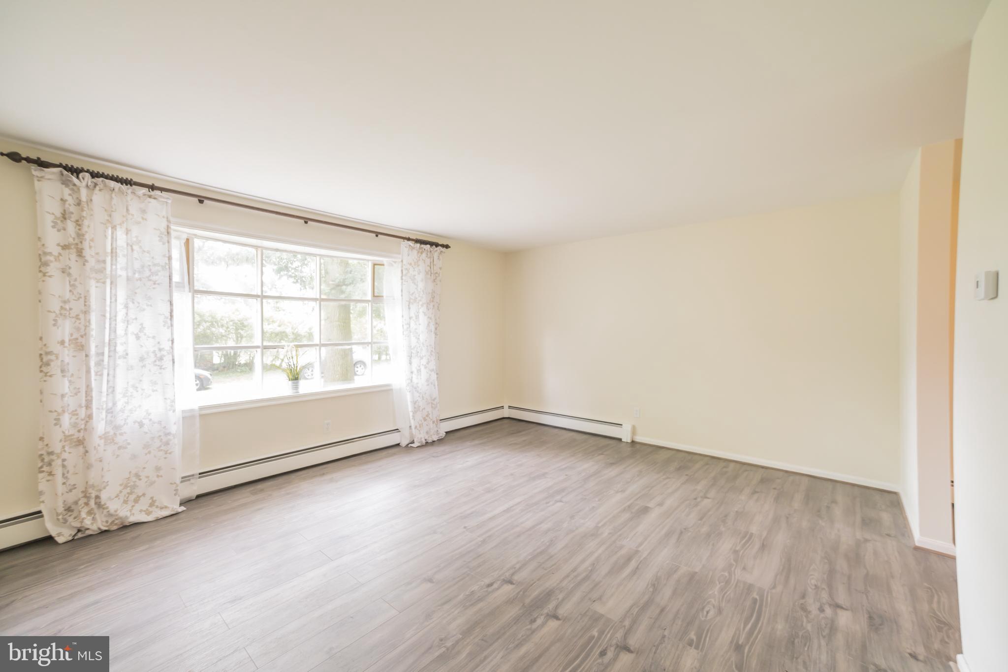 633 Elroy Road Souderton, PA 18964 - Photo 6 of 47 Living Room