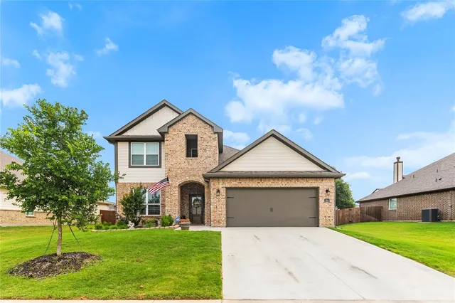 $418,995 | 804 Feather Edge Drive, Springtown, TX 76082