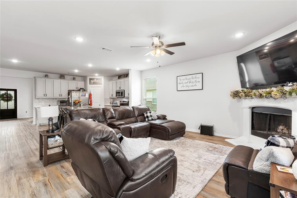 804 Feather Edge Drive Springtown, TX 76082 - Photo 11 of 36