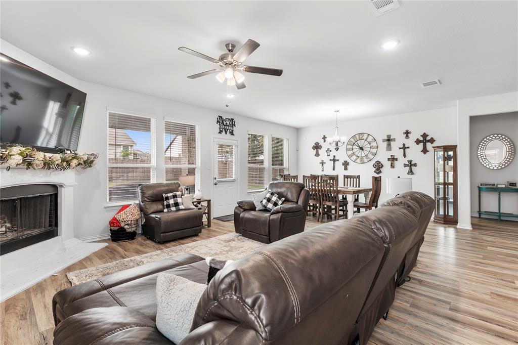 804 Feather Edge Drive Springtown, TX 76082 - Photo 11 of 35