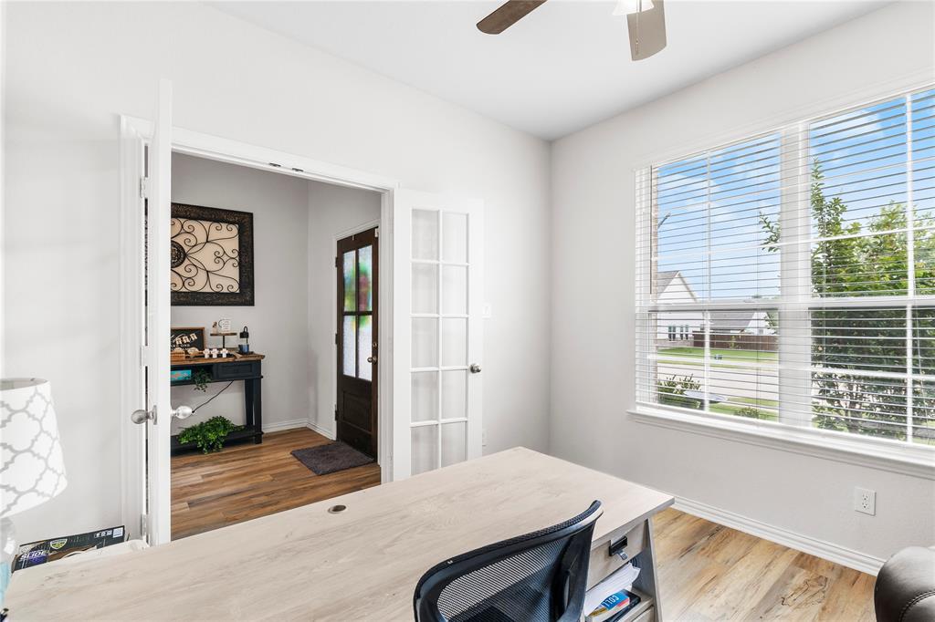 804 Feather Edge Drive Springtown, TX 76082 - Photo 4 of 36