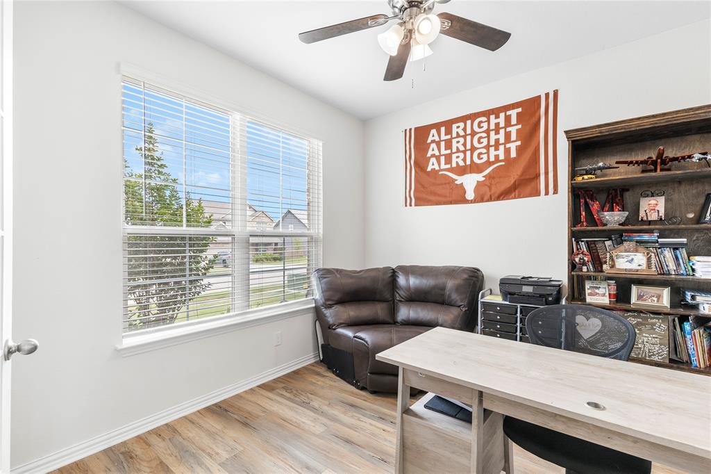 804 Feather Edge Drive Springtown, TX 76082 - Photo 5 of 36