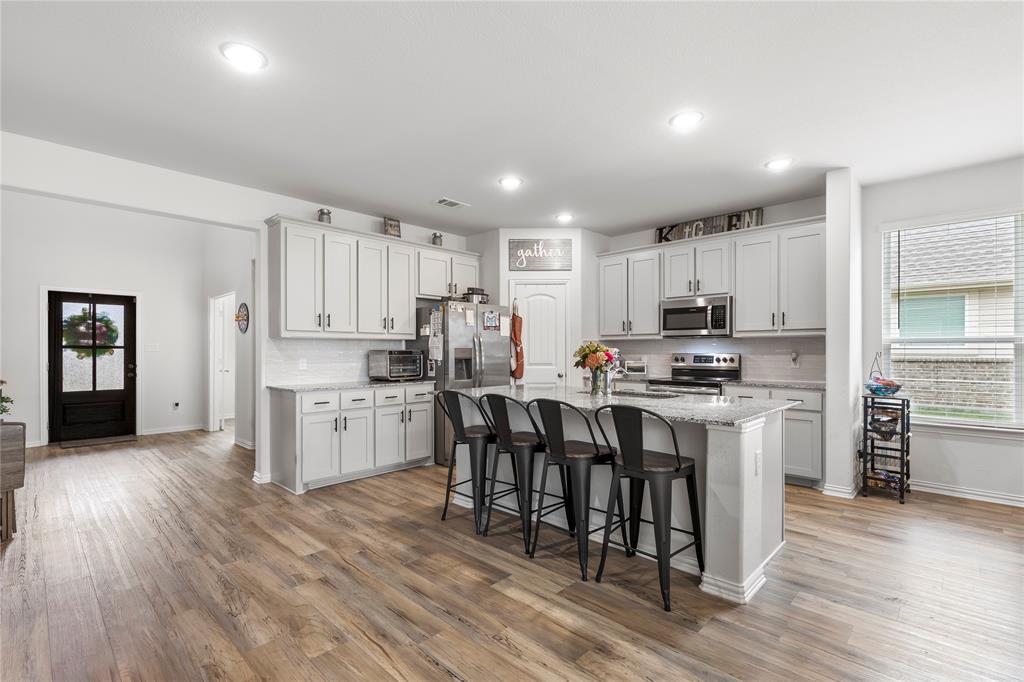 804 Feather Edge Drive Springtown, TX 76082 - Photo 8 of 36