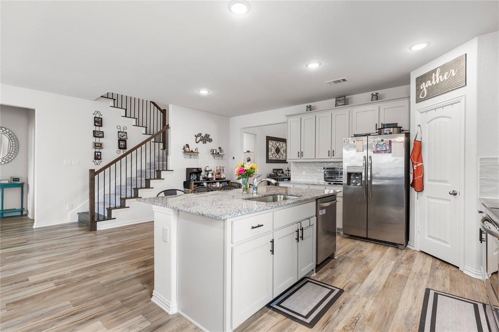 804 Feather Edge Drive Springtown, TX 76082 - Photo 8 of 35