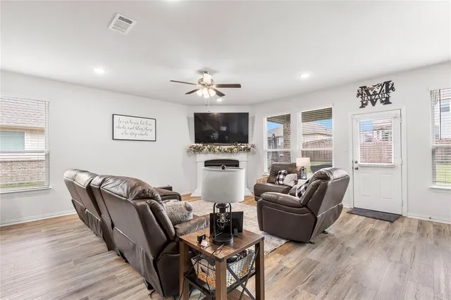 $418,995 | 804 Feather Edge Drive, Springtown, TX 76082