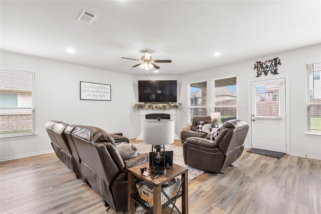 804 Feather Edge Drive Springtown, TX 76082 - Photo 10 of 36