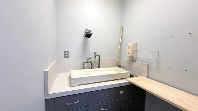 $199,000 | 801 North Weinbach Avenue, Evansville, IN 47711