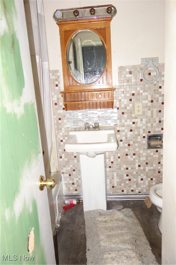 6090 Manchester Road Akron, OH 44319 - Photo 22 of 35 "AS IS" Full Bathroom