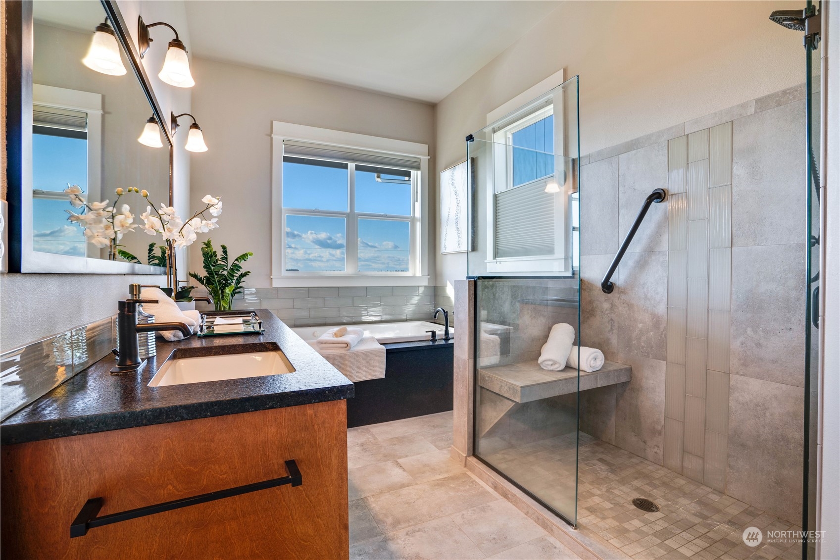 622 North Fernside Drive Tacoma, WA 98406 - Photo 18 of 40 a room with a table chairs and entryway