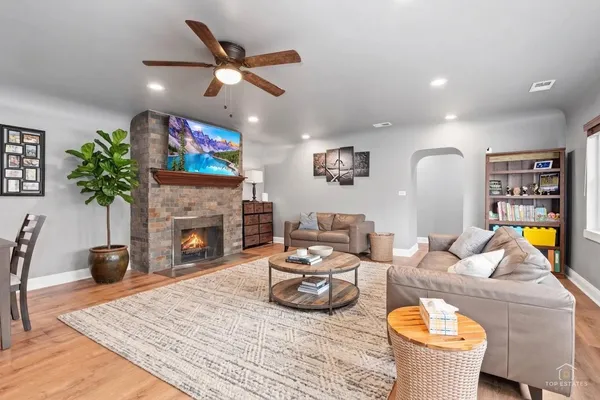 $389,900 | 3850 West 93rd Street, Evergreen Park, IL 60805