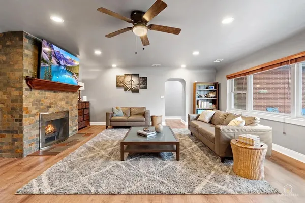 $389,900 | 3850 West 93rd Street, Evergreen Park, IL 60805