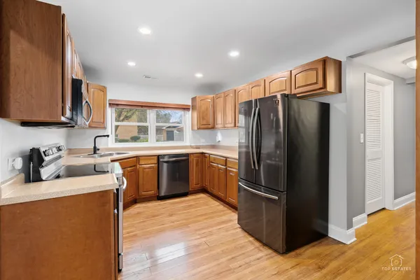 $389,900 | 3850 West 93rd Street, Evergreen Park, IL 60805