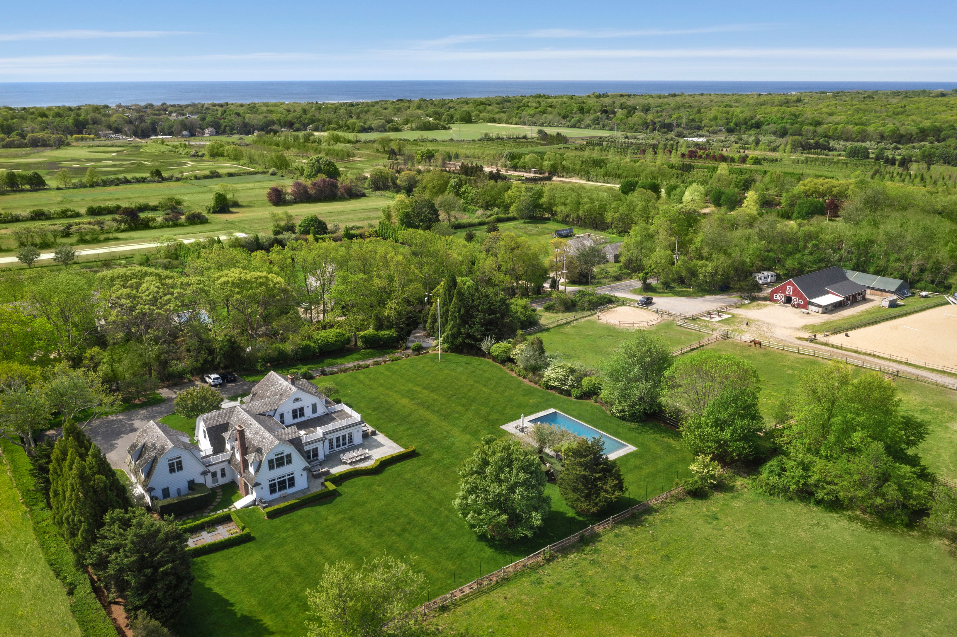 369 Town Lane Amagansett, NY 11930 - Photo 15 of 17 a view of a city