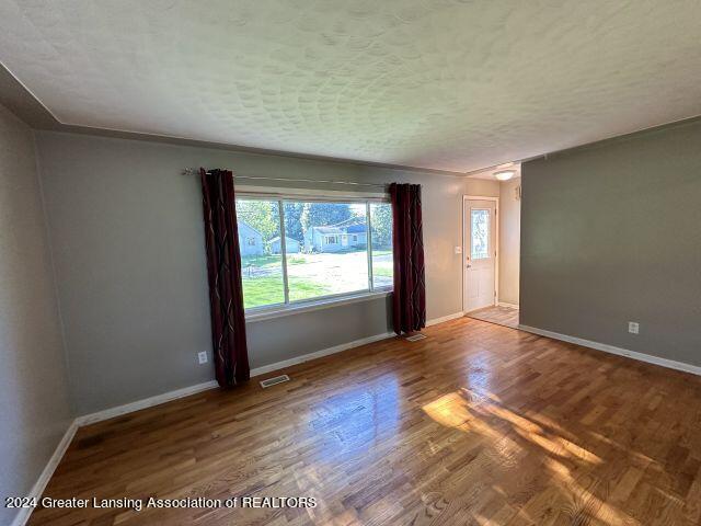 6246 Hilliard Road Lansing, MI 48911 - Photo 3 of 38 IMG_0320