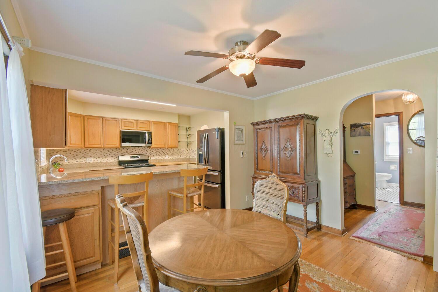 2732 Minerva Lake Road Columbus, OH 43231 - Photo 10 of 29 KITCHEN AND DINETTE