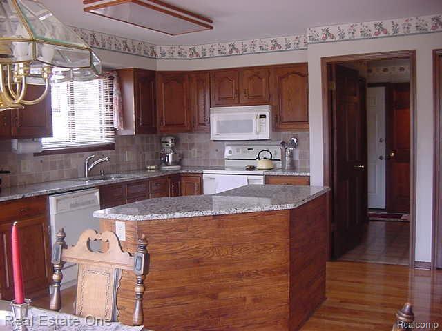 1790 Jason Circle Rochester, MI 48306 - Photo 9 of 25 Island