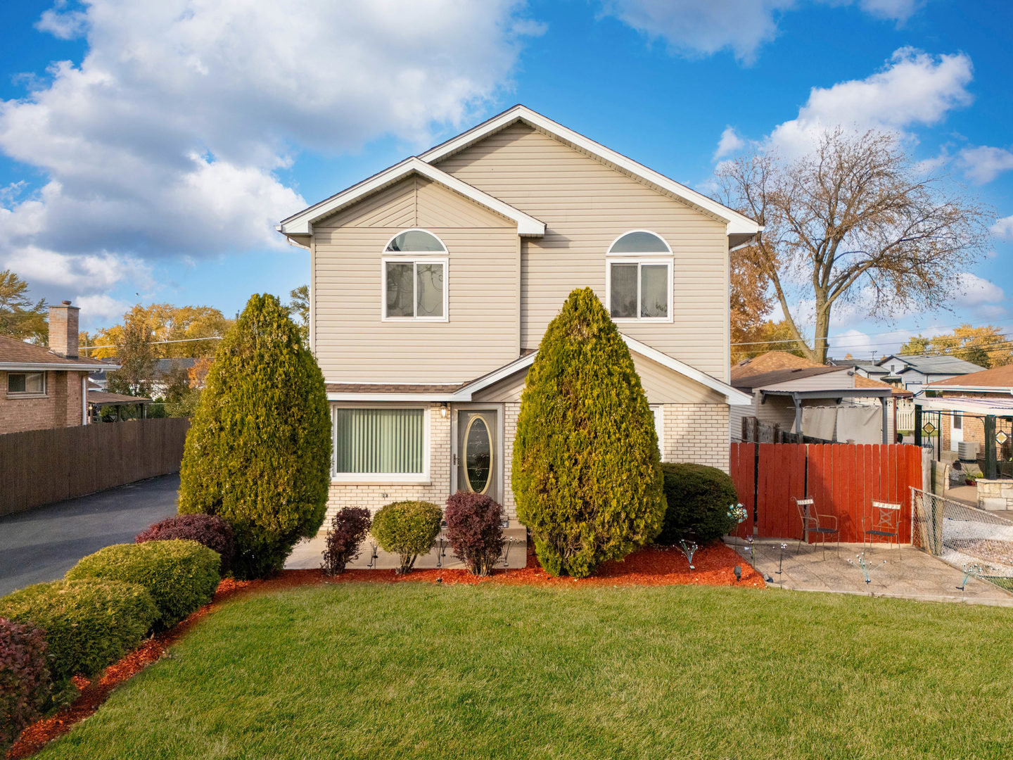 a view of a house with a yard and plants