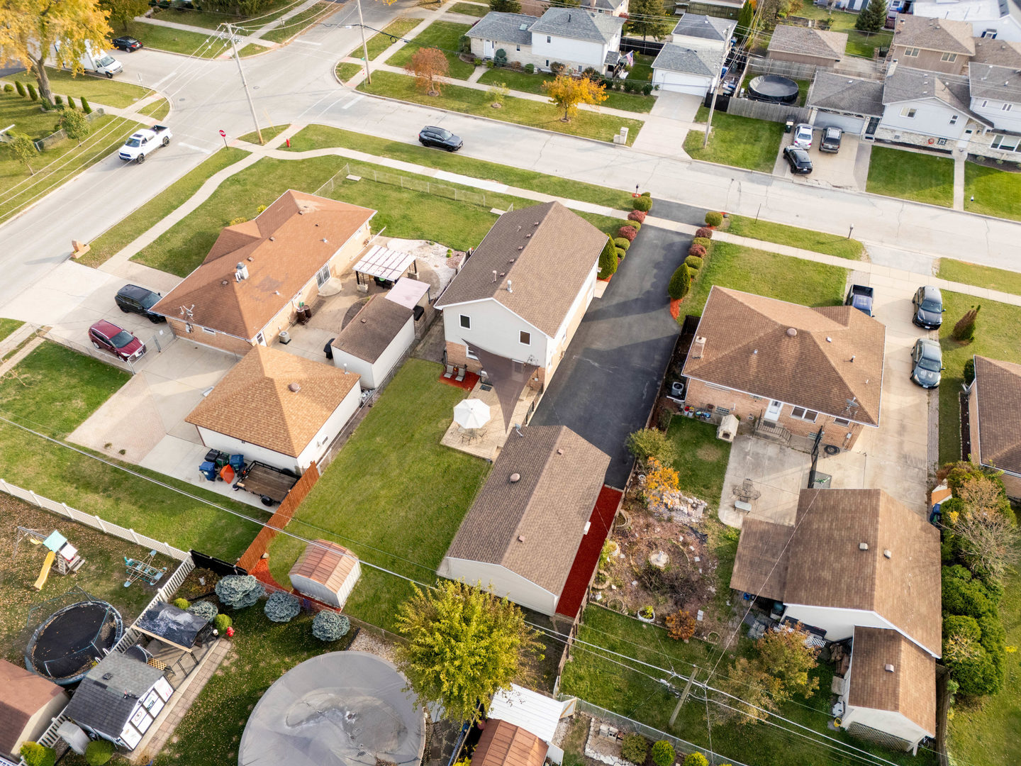 7806 West 83rd Street Bridgeview, IL 60455 - Photo 47 of 53 an aerial view of a house with a swimming pool