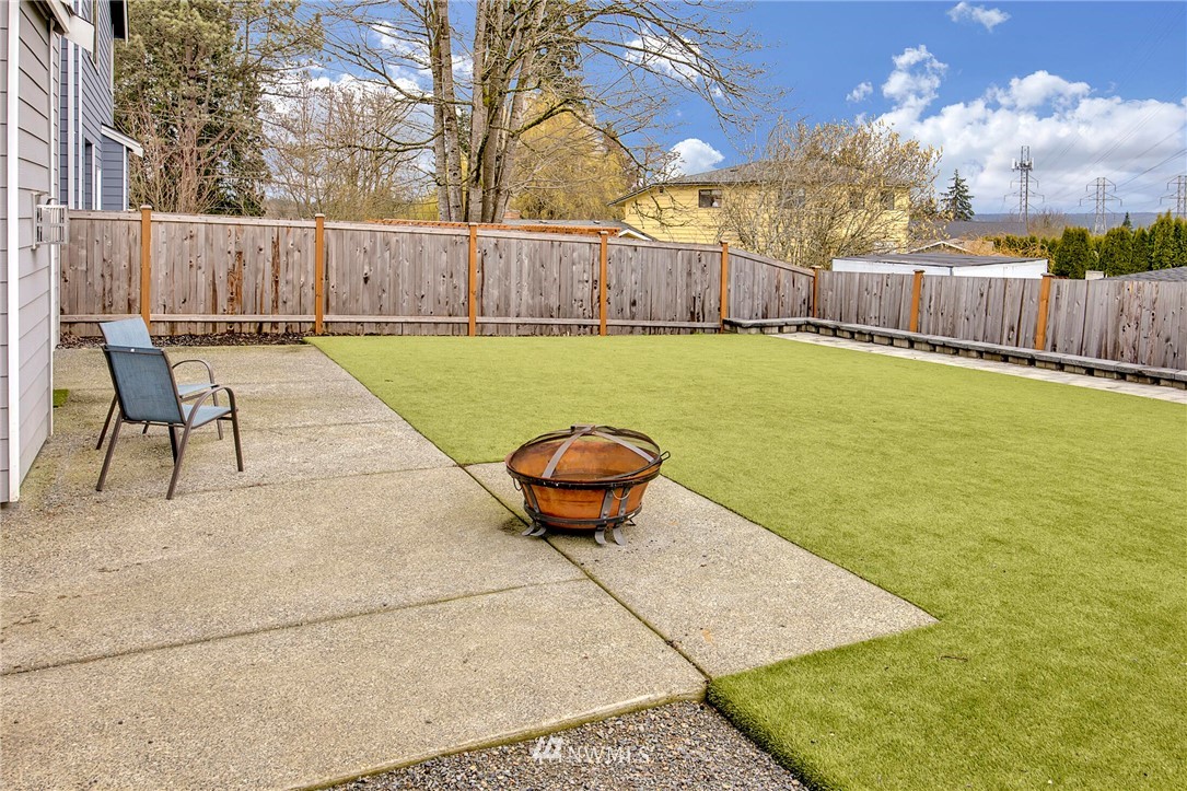 20403 South Danvers Road, Unit B Lynnwood, WA 98036 - Photo 28 of 29 a view of a swimming pool with a yard