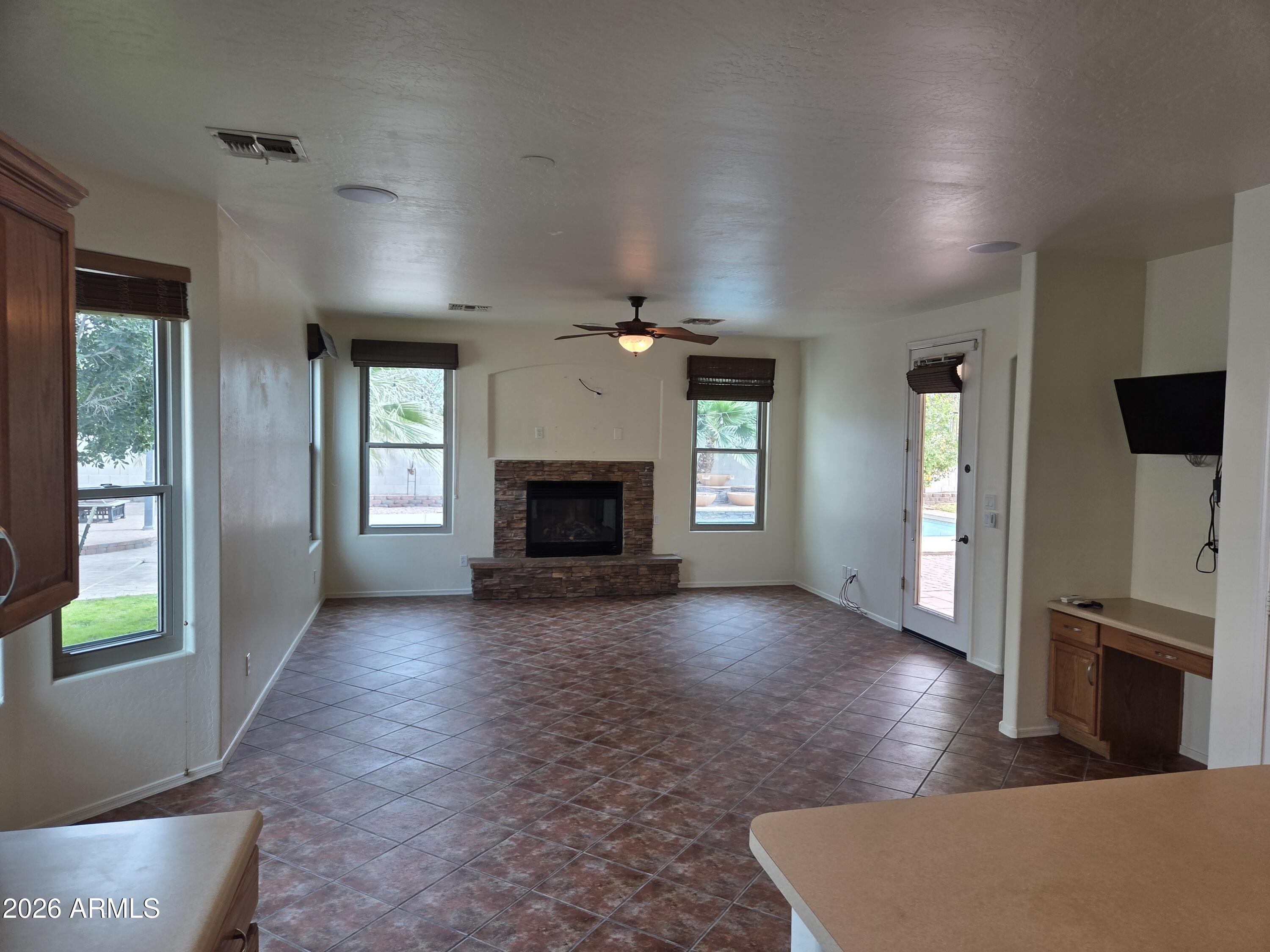 7809 South 18th Way Phoenix, AZ 85042 - Photo 13 of 52 20260211_121950