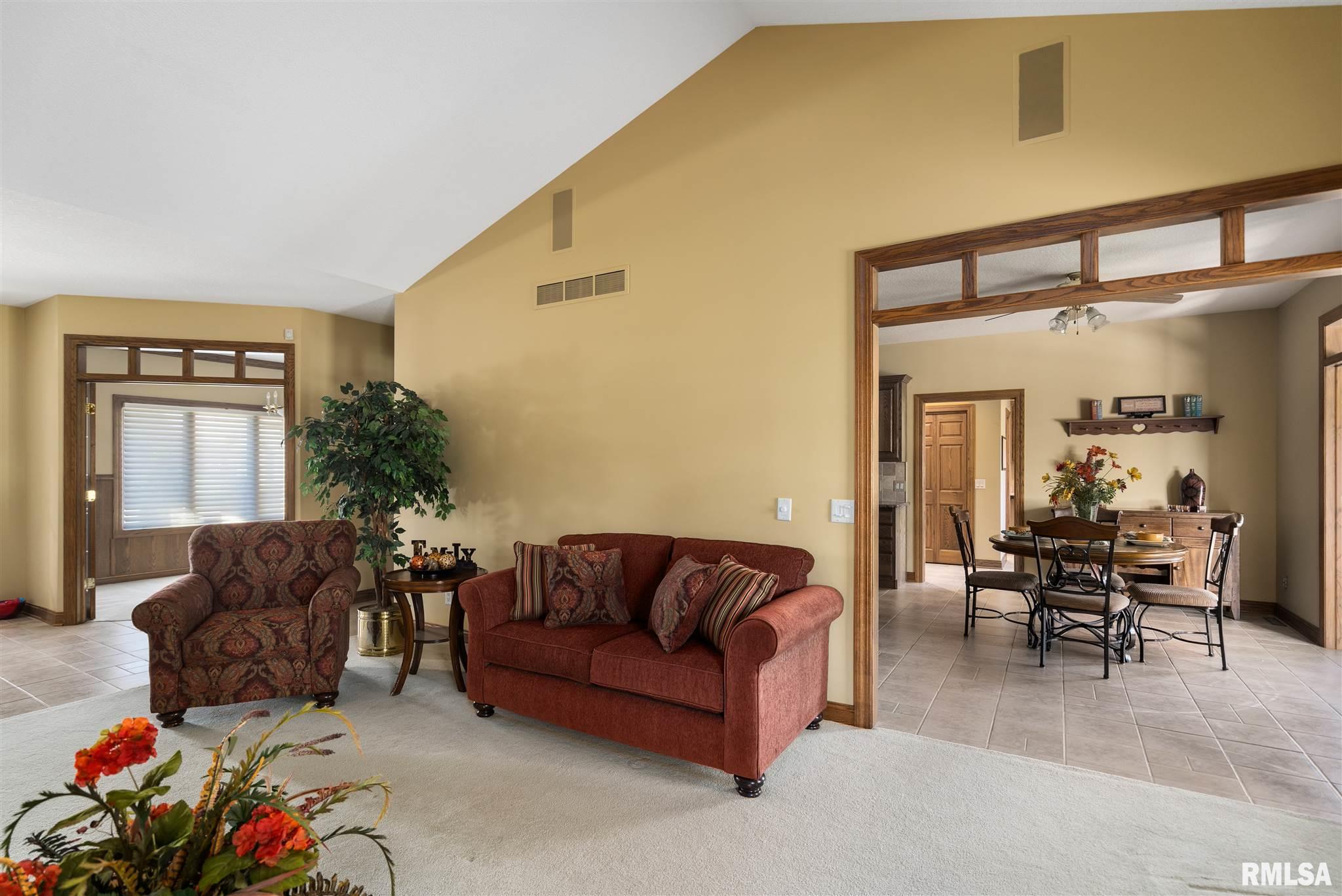 4874 White Post Road Bettendorf, IA 52722 - Photo 6 of 37
