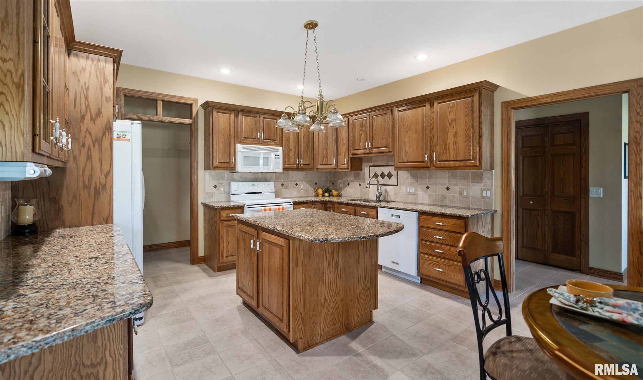 4874 White Post Road Bettendorf, IA 52722 - Photo 7 of 37