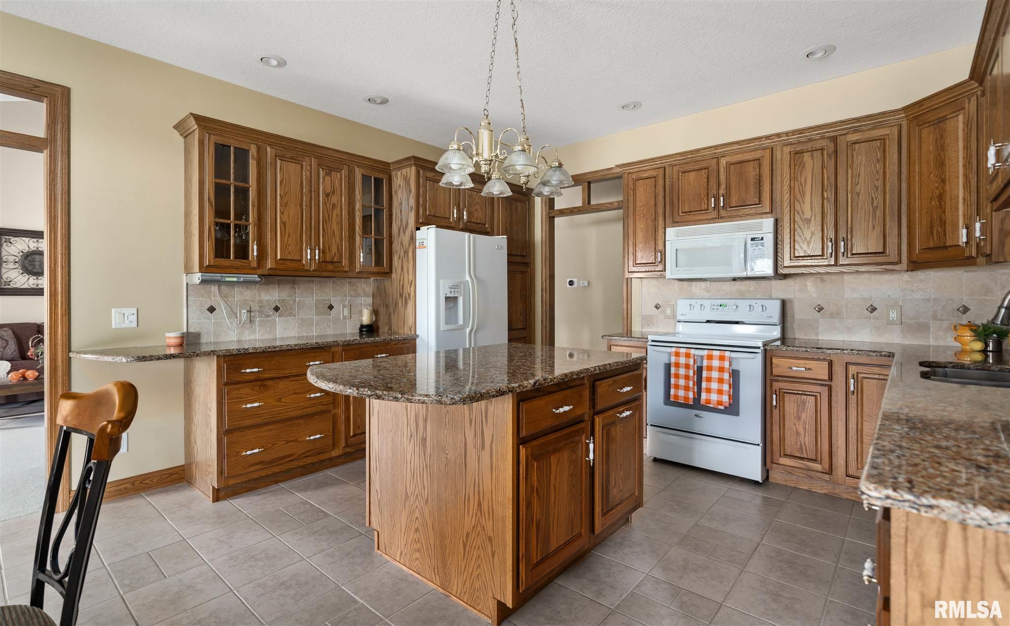 4874 White Post Road Bettendorf, IA 52722 - Photo 8 of 37