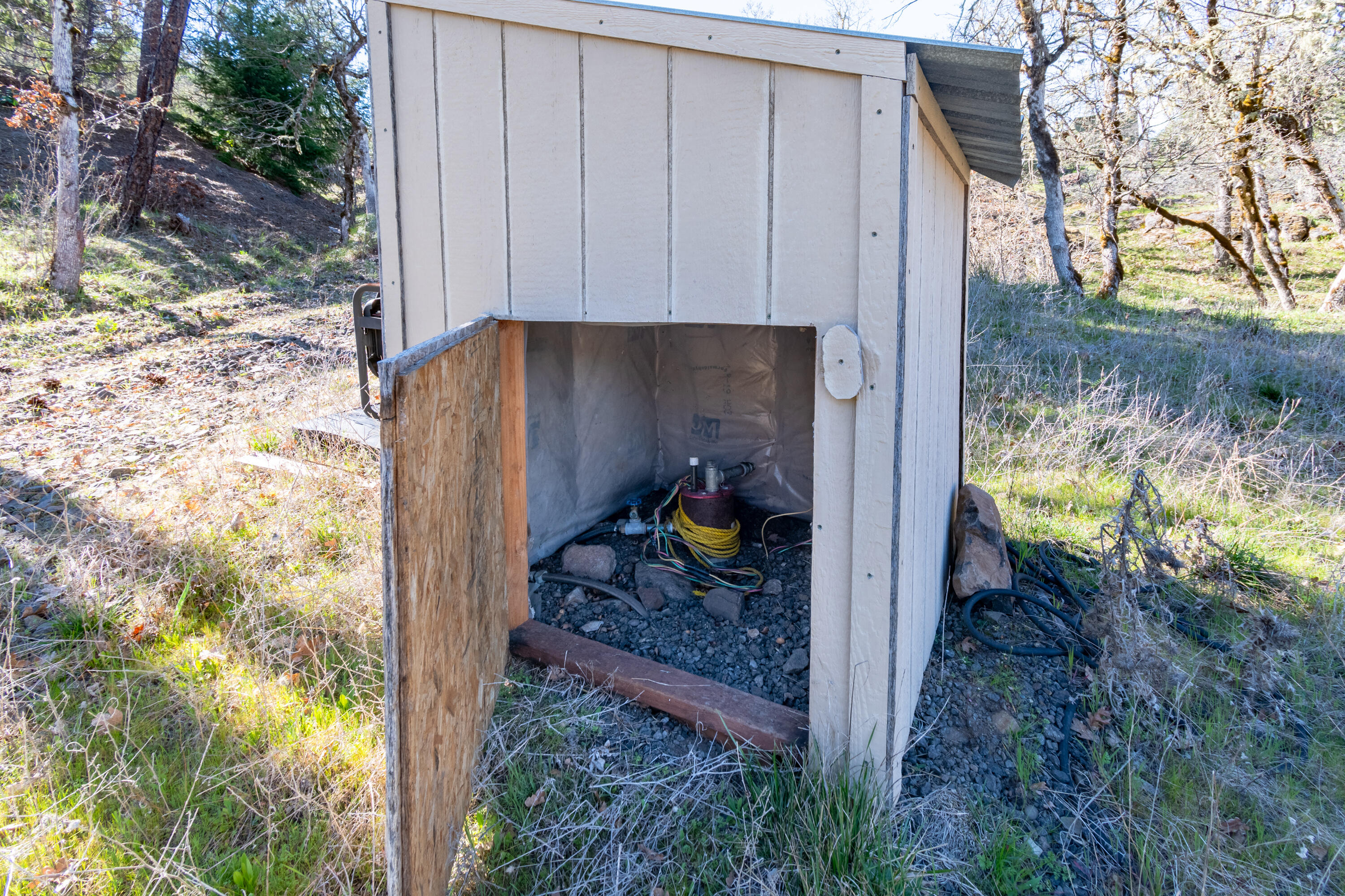 300 Citadel Road Trail, OR 97541 - Photo 12 of 25 a backyard of a house with garden view and a stove