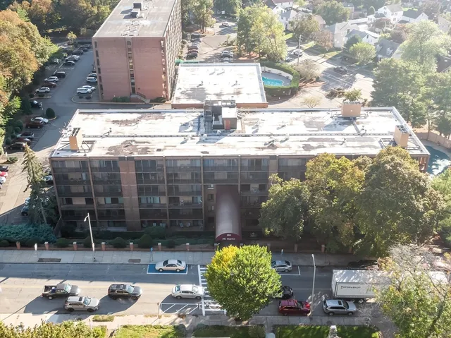 a view of a water fountain in front of a building