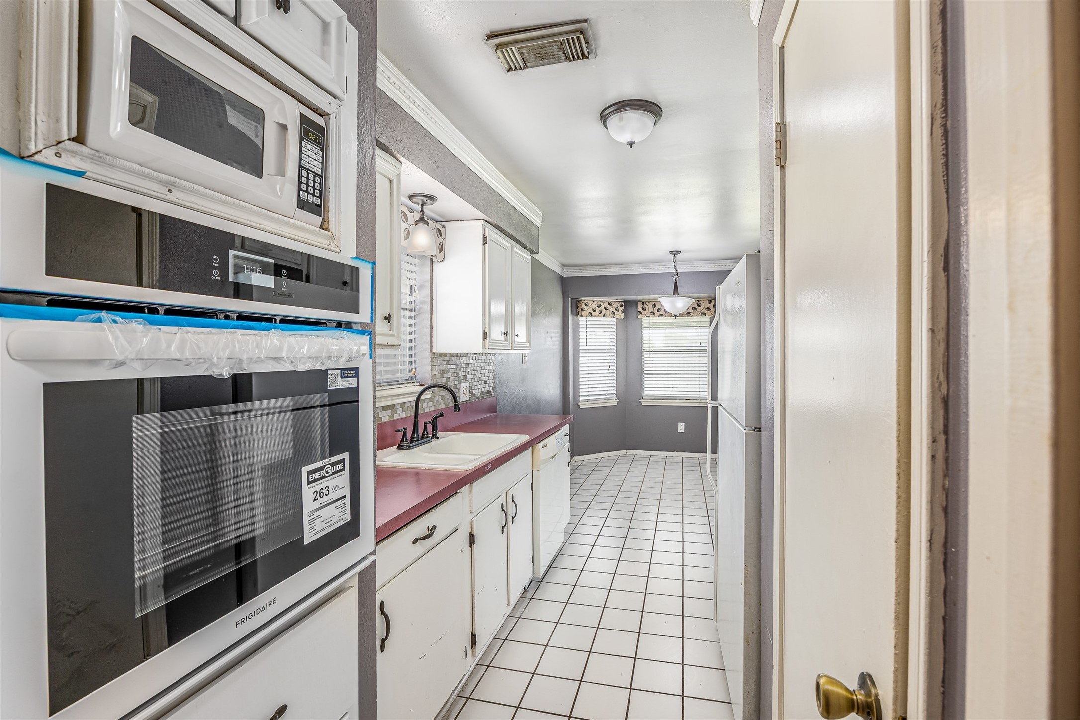 206 Kelly Lane Baytown, TX 77521 - Photo 18 of 38 The kitchen has a brand-new oven.
