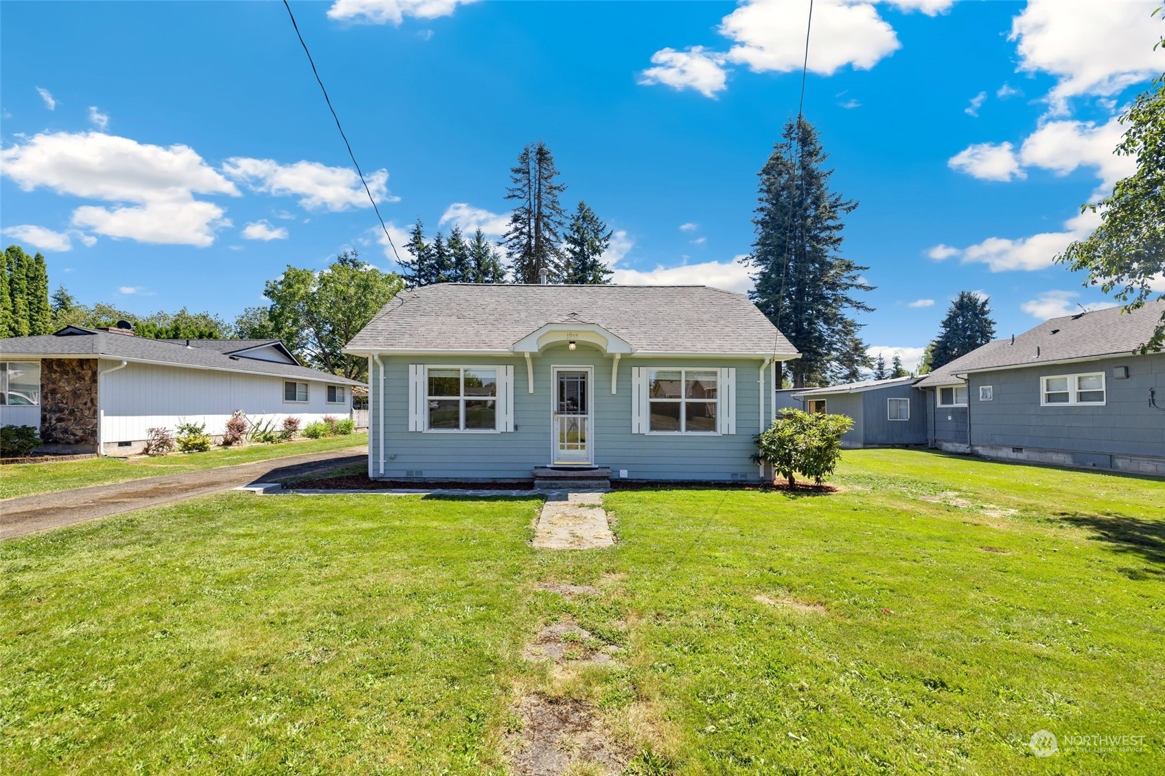 1918 McHugh Avenue Enumclaw, WA 98022 - Photo 3 of 16 a front view of a house with garden