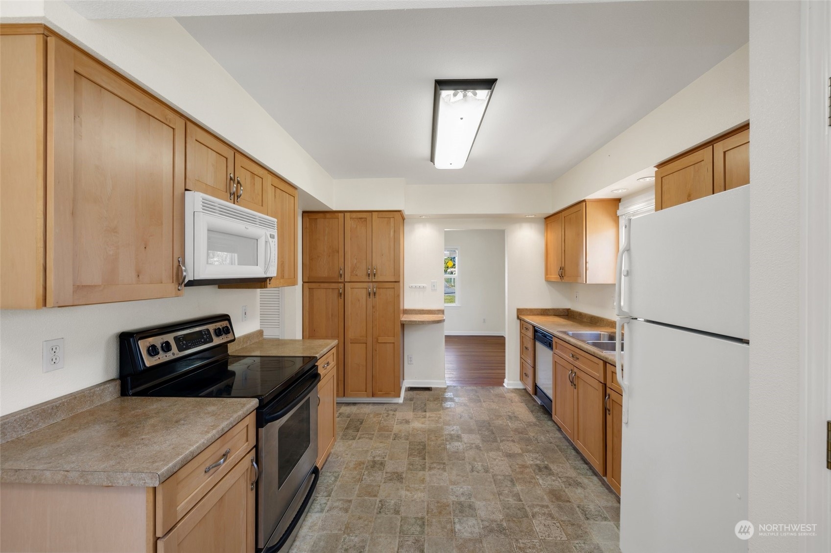 1918 McHugh Avenue Enumclaw, WA 98022 - Photo 6 of 16 a kitchen with granite countertop a refrigerator stove and sink