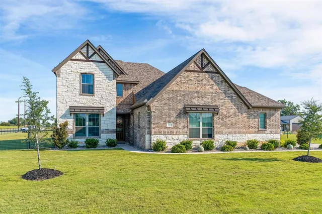 a view of a house with a yard and plants