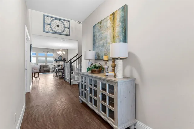 a view of entryway with livingroom