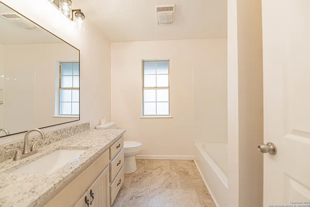 $475,000 | 380 Bear Ridge Drive, La Vernia, TX 78121