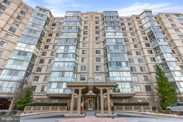 $367,000 | 19385 Cypress Ridge Terrace, Unit 821, Leesburg, VA 20176