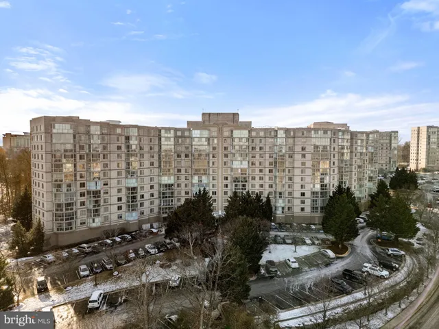 $367,000 | 19385 Cypress Ridge Terrace, Unit 821, Leesburg, VA 20176