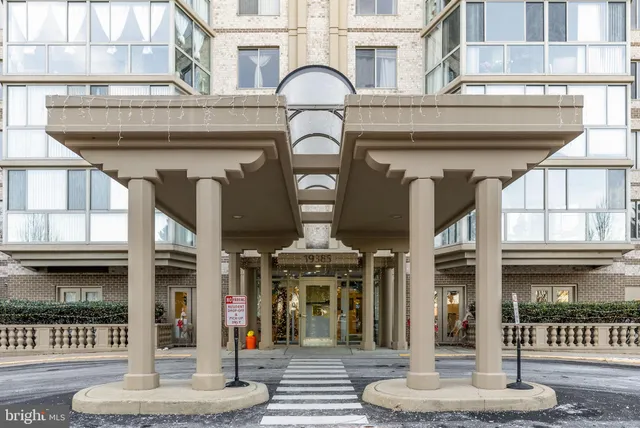 $367,000 | 19385 Cypress Ridge Terrace, Unit 821, Leesburg, VA 20176