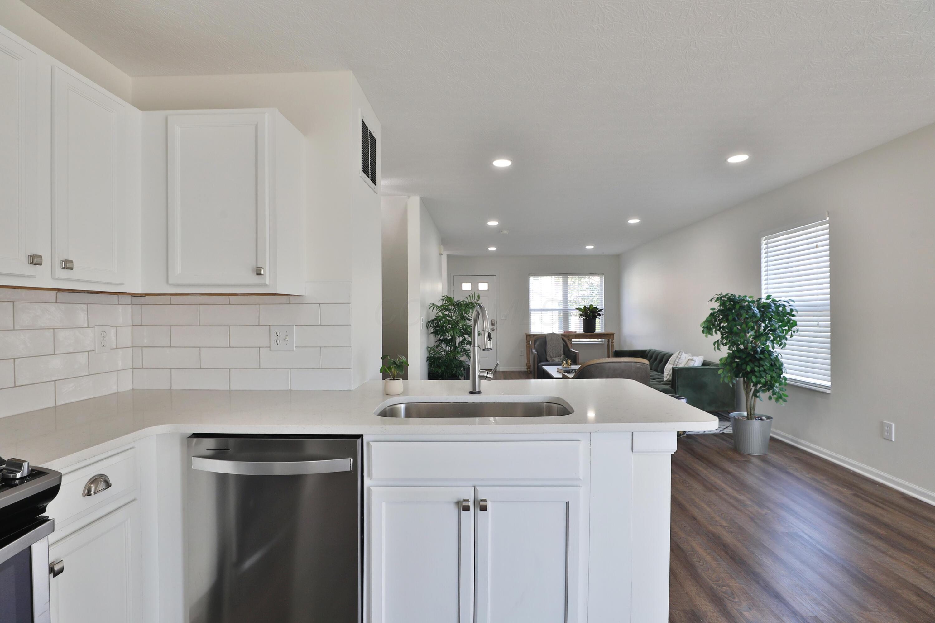 8330 Bruntsfield Road Columbus, OH 43235 - Photo 13 of 49 Kitchen