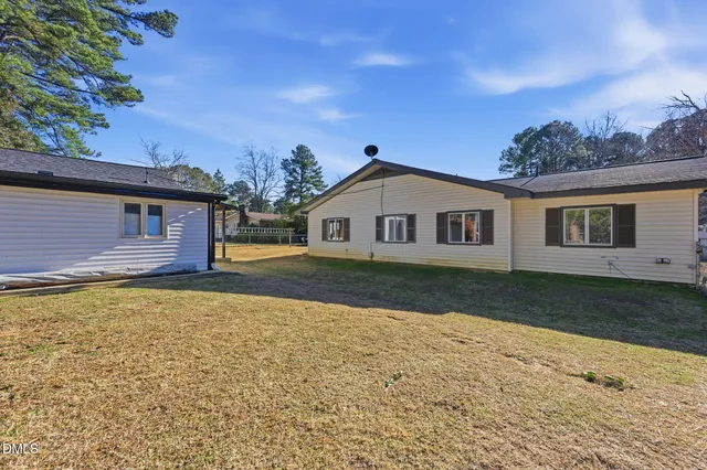 a view of a house with backyard
