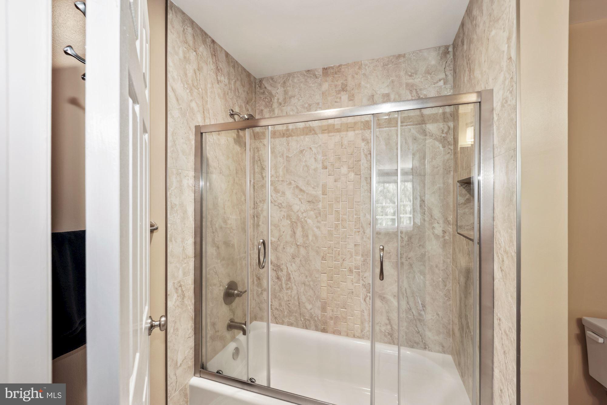 8100 Pinehurst Harbour Way Pasadena, MD 21122 - Photo 61 of 70 Shared Bath between bedrooms #2 and #4