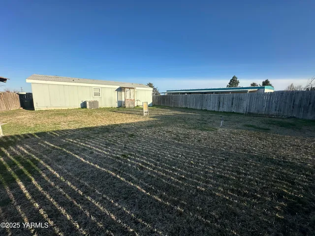 a view of a back yard