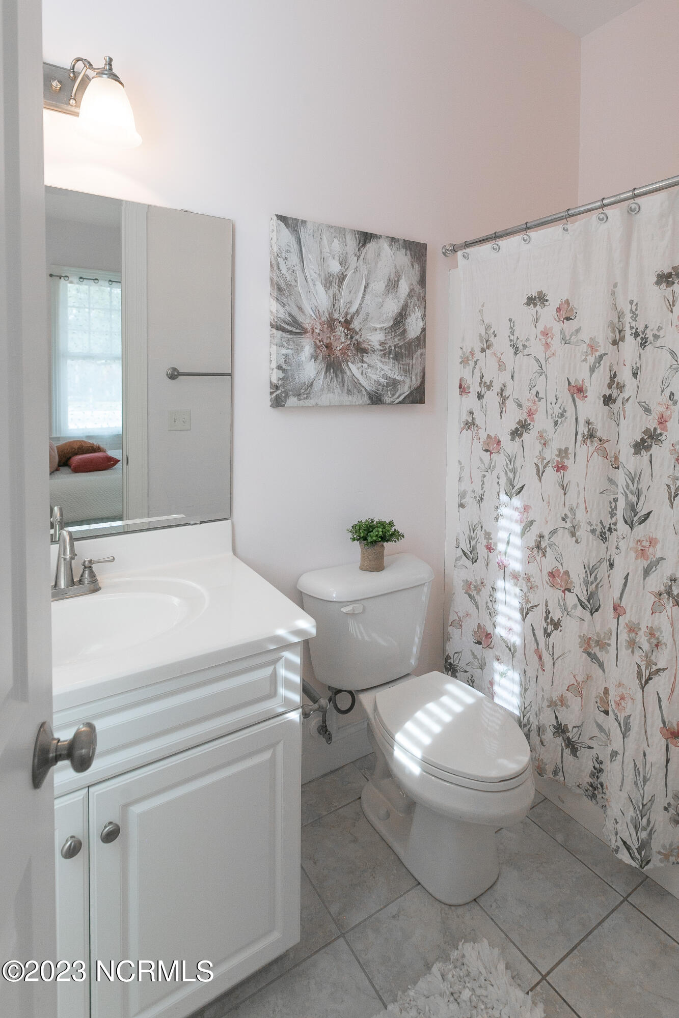 535 Tanbridge Road Wilmington, NC 28405 - Photo 29 of 50 Guest bathroom