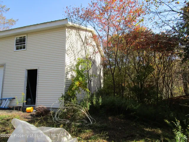 a view of a back yard