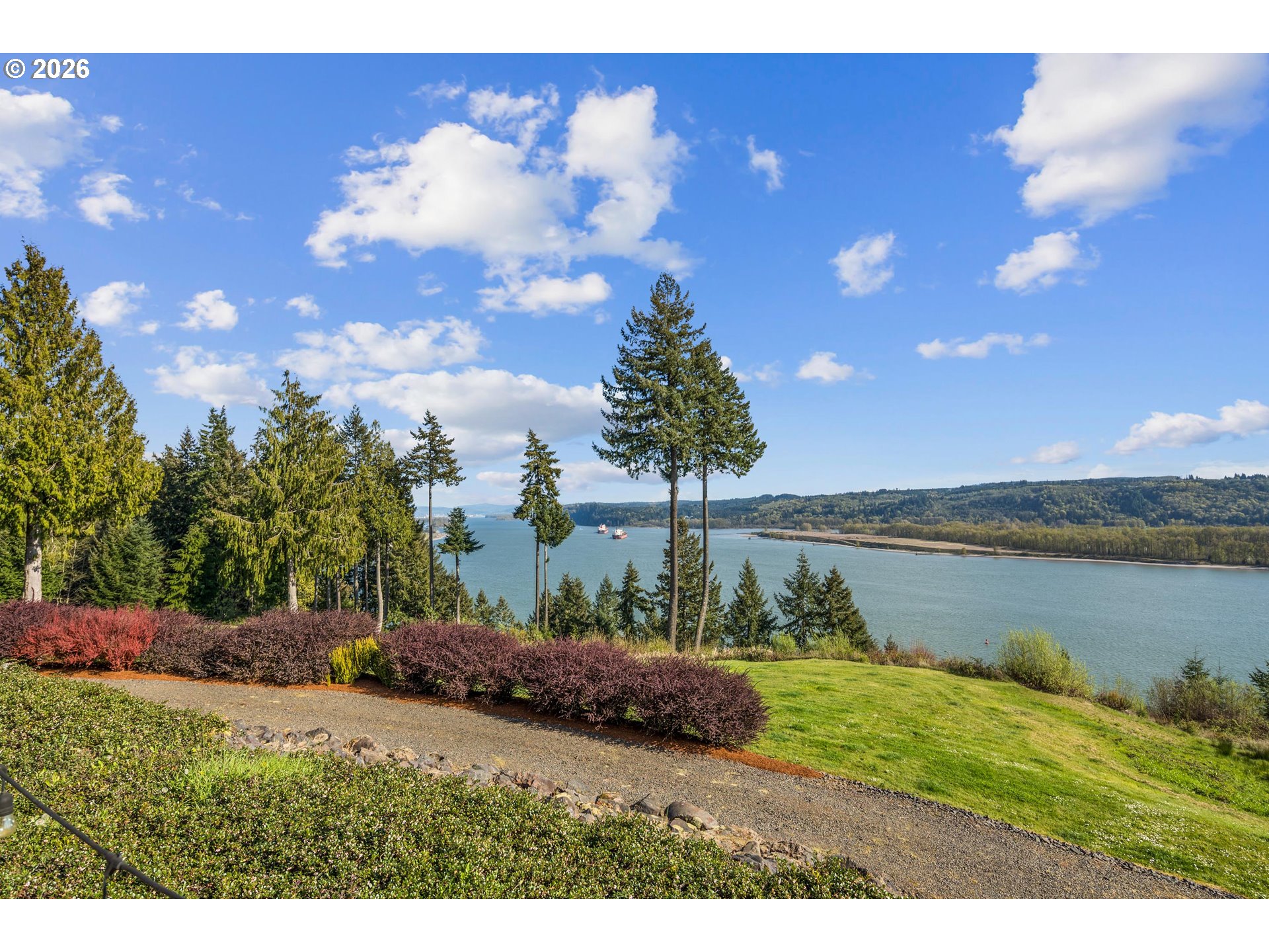 545 McAdams Road East Longview, WA 98632 - Photo 2 of 46 a backyard of a house with lots of green space
