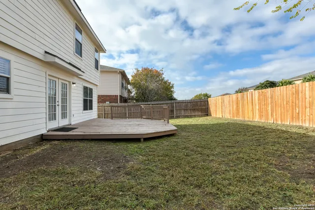 a view of a backyard