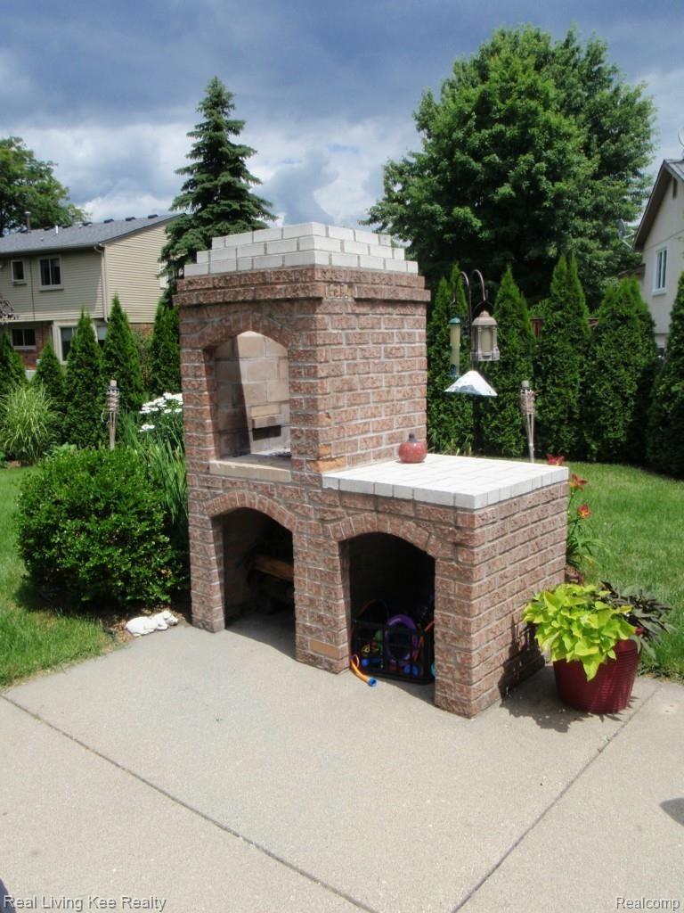 822 Dickson Lane Rochester, MI 48307 - Photo 22 of 26 Outdoor Fireplace