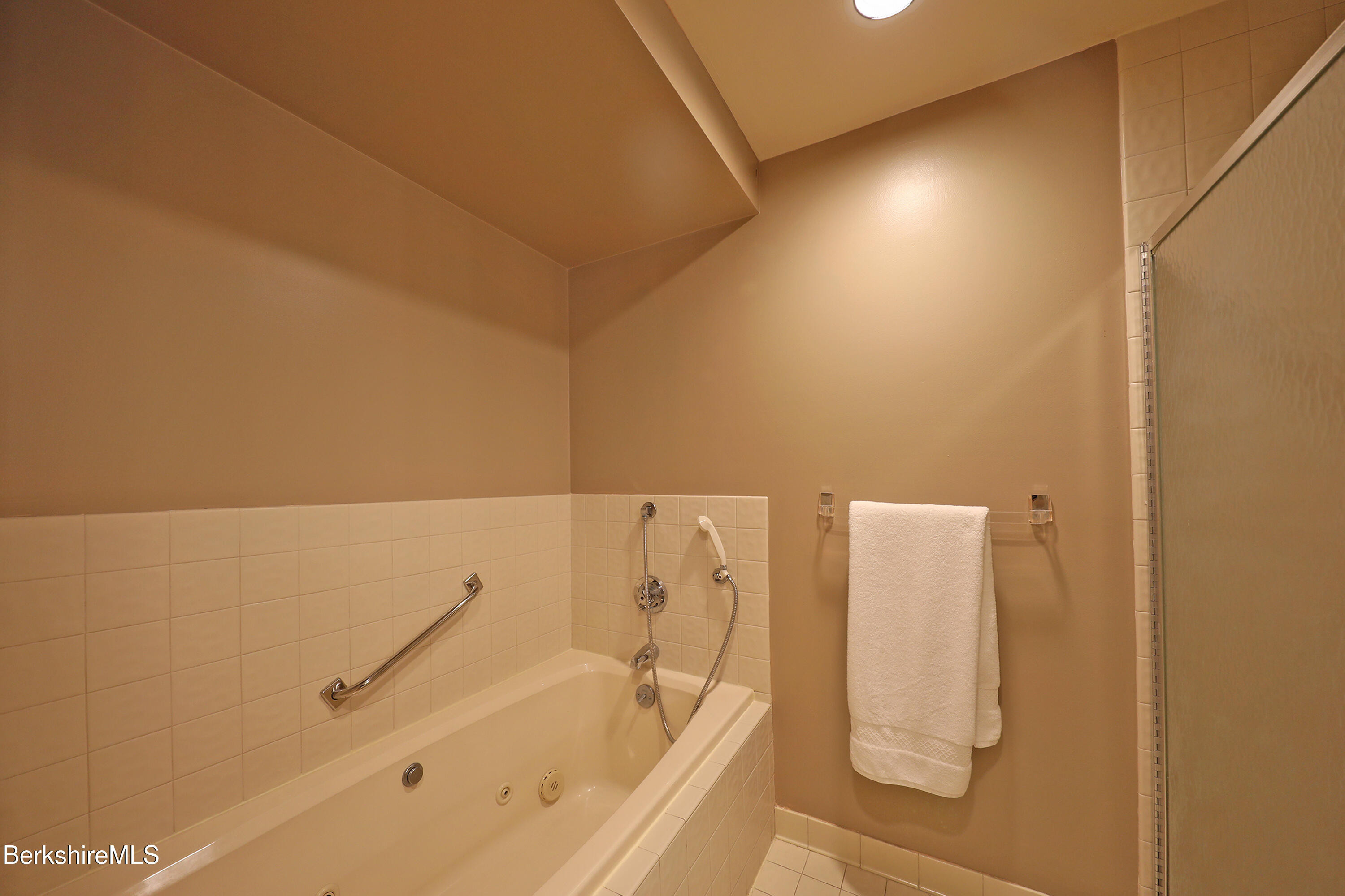 19 Hawthorne Road, Unit GH 8 Stockbridge, MA 01240 - Photo 29 of 53 ...and tub