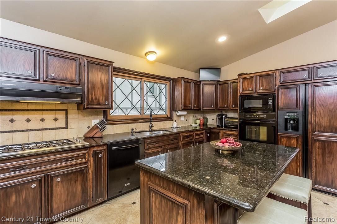 545 Sunlight Drive Rochester, MI 48309 - Photo 21 of 68 021-Kitchen-4533653-large.jpg